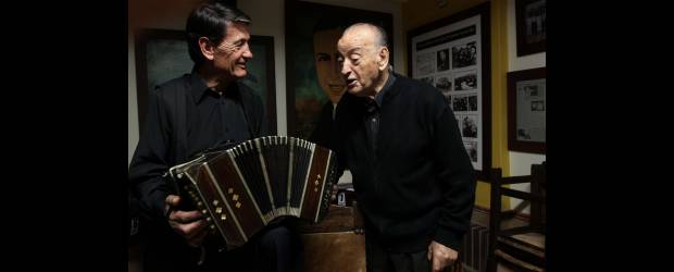 Que se oiga el tango, señor Godoy | Hernán Vanegas | El maestro Juan Carlos Godoy conserva su clásica voz. En la gráfica, cuando cantó esta semana junto al bandoneonista Raúl Atencio, en El Patio del Tango, durante la rueda de prensa. La edad no le arrebata su enorme pasión.