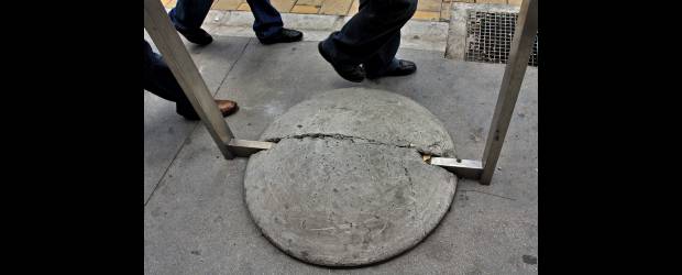 La Alcaldía pasa cuenta de cobro por obras de Junín | Henry Agudelo | Tapas levantadas en varios tramos del Paseo Junín dan cuenta de la mala ejecución de algunas de las obras adelantadas por el contratista. En un informe entregado en marzo por la Contraloría de Medellín se advertía también sobre los adoquines mal instalados, con desniveles y con juntas con mas de tres milímetros.
