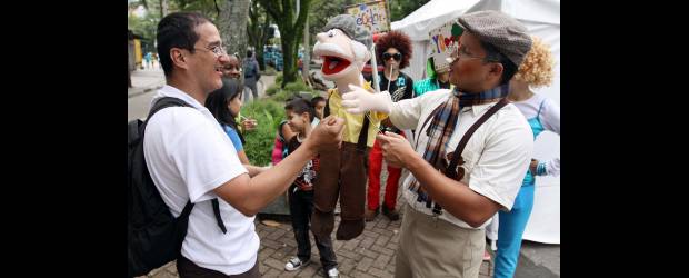 Se pasó bueno en la fiesta de La Playa | Manuel Saldarriaga | El abuelo Serafín y el grupo La acera del frente acompañaron la jornada de ayer en La Playa con música y mensajes para motivar el cuidado del medio ambiente. Niños y adultos aprendieron a reciclar y a cuidar el entorno gracias a juegos y talleres. Muchos transeúntes se sorprendieron por esta "toma" lúdica.