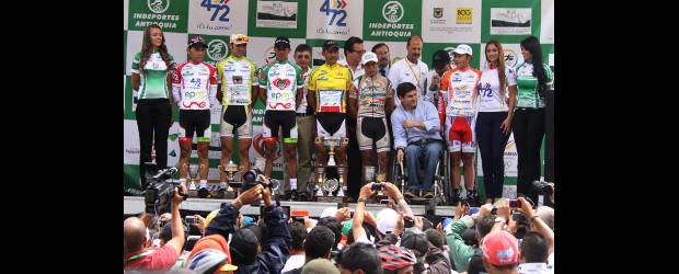 Jaramillo: ganaron en franca lid | Robinson Sáenz | Lo pidió todo el público, que se formara un podio con los campeones y ahí quedaron para la historia, encabezados por Félix Cárdenas del GW Shimano.