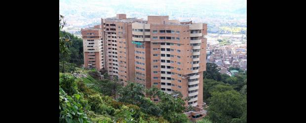 Persisten quejas por la entrega de obras en Monarca |