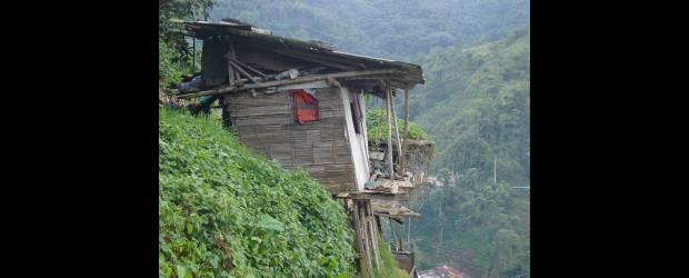El respeto al Padre Juan | Federico Cárdenas J. | Aspectos del sector conocido como "La Ratonera", en Manizales, donde el Padre Juan adelanta su apostolado con los jóvenes adictos a las drogas.