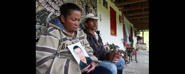La vida por no pagar 5 mil pesos | Róbinson Sáenz | Juan David Delgado Santana (q.e.p.d.), quien residía en la vereda Quebrada Negra, de La Unión, había estudiado hasta segundo de primaria. Su padre dice que, sin embargo, había aprendido a leer los mensajes de texto que le llegaban al celular. Juan David se iba todos los días a las 3:30 de la mañana a trabajar, la mayoría de las veces, en compañía de don José Iván.