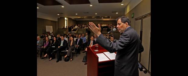 El BID abre más opciones para financiar proyectos | Donaldo Zuluaga | Steven J. Puig, vicepresidente del Banco Interamericano de Desarrollo (BID) para el Sector Privado, expuso ayer a 150 empresarios de Antioquia las cuatro 'ventanillas' abiertas para financiar proyectos productivos en la región.