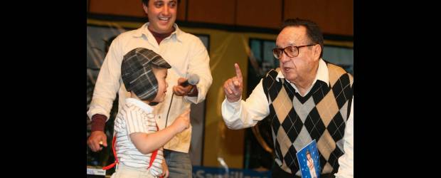 Chespirito no quiere parar de escribir | Archivo | El actor estuvo ayer en un videochat, respondiendo a sus fans.