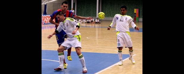 El micro divierte a la provincia | Manuel Saldarriaga | Bello Innovar, Jairuby (en acción), Independiente, Saeta, P&Z, Leones, Santander y Bucaramanga disputa desde hoy semifinal de la Copa Postobón de futsal.