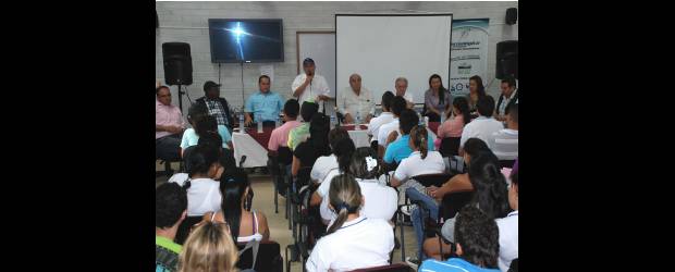 Educación tecnológica para jóvenes campesinos | Cortesía | Los estudiantes del Tecnológico de Antioquia fueron los más entusiasmados con el acuerdo oficializado por el rector Lorenzo Portocarrero. Lo acompañan, a su derecha, Jorge Hernández Restrepo y Juan Guillermo Hoyos.