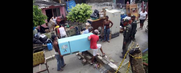 Por invierno se activó una sala de crisis | Archivo | Del barrio San Francisco, de Cartagena, han tenido que salir más de 2.000 familias desde noviembre del año pasado. La saturación de las aguas en el sector cercano al cerro de La Popa no solo abrió las calles sino que derribó casas.