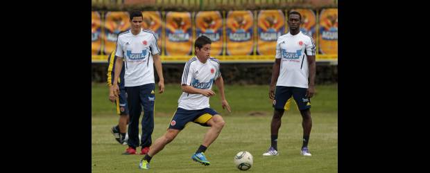 James se codea con los que eran sus ídolos | John Lizcano, Reuters-bogotá | James Rodríguez, observado por Giovanny Moreno y Jackson Martínez, quiere demostrar, a pesar de su juventud, capacidades para ser titular.