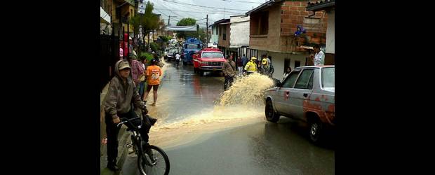 En Rionegro, 130 familias afectadas | Cortesía @silvisgallo | En esta imagen, enviada por Twitter, se observa un aspecto de la emergencia que vivió ayer el sector de Quebrada Arriba, en zona urbana de Rionegro.
