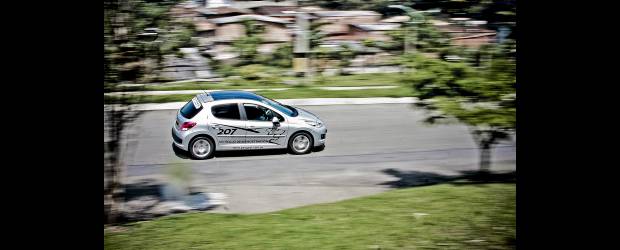 207 Premium un Peugeot con aire deportivo | La suspensión del Peugeot, de recorridos cortos, cumple bien su labor entre la necesidad del aplomo del carro sobre el terreno, que pisa para mantenerlo firme, y la comodidad de sus ocupantes.
