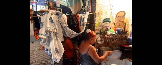 Un solo cuarto para dormir y cocinar | Manuel Saldarriaga | De las 38.034 hectáreas de suelo de Medellín, el 6,6 por ciento está ocupado con asentamientos precarios concentrados, principalmente, en el área urbana.