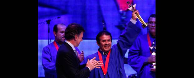 El mejor profe es santandereano | Colprensa | Contratación Santander es un municipio que vivió una fuerte exclusión por su condición de lazareto, ese evento lo aprovechó Carlos Enrique Sánchez para realizar un trabajo de investigación e inclusión con sus estudiantes.