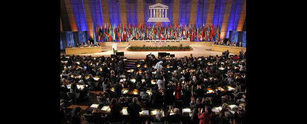 La Unesco rumbo a la peor crisis de su historia | Reuters - París, Francia | Israel decidió ayer acelerar la construcción de dos mil nuevas viviendas en el territorio ocupado de Jerusalén Este y Cisjordania y suspender temporalmente la transferencia de fondos a los palestinos en respuesta a la decisión de la Unesco.