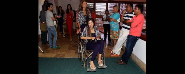 Ante el jurado en silla de ruedas | Manuel Saldarriaga | La señorita Bolívar, Rossana Fortich González, se convirtió en el ángel de la guarda de Olivia Aristizábal, la representante de Antioquia, pues es quien la lleva en su silla de ruedas de un lado a otro. Olivia dijo haberse sentido ayer muy tranquila tras su entrevista con el jurado.