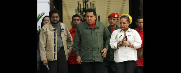 La absurda y cínica posición de Piedad | Reuters, Archivo | Alias "Iván Márquez", de las Farc; el presidente venezolano Hugo Chávez y la exsenadora Piedad Córdoba, en Caracas.
