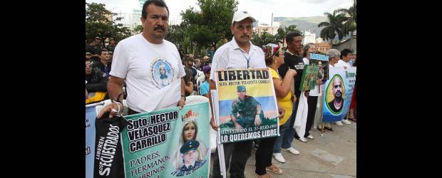 Proponen marcha contra la violencia | Róbinson Sáenz | El domingo 20 de noviembre pasó por Medellín la Caravana por la Libertad. Allí estuvieron familiares de los uniformados asesinados el pasado sábado.