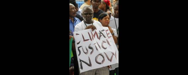Aumenta hambre por el clima | Reuters/mike Hutchings-sudáfrica | Habitantes de los países menos contaminantes han sentido con mayor rigor los efectos del clima extremo. Acá, protesta en la cumbre del clima en Durban
