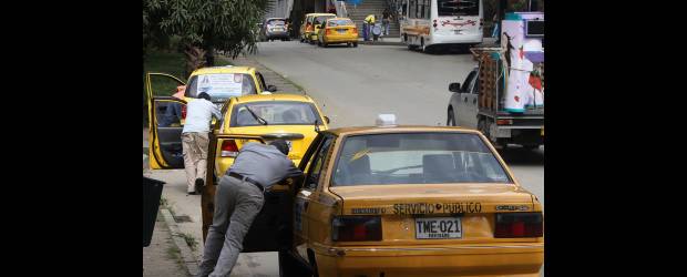 Aguinaldo de $500 que no gusta a todos | Róbinson Sáenz | Para los taxistas, un aguinaldo de 500 pesos en diciembre no les mejora su calidad de vida. Ellos prefieren normas menos rígidas que en verdad les mejoren su calidad de vida durante todo el año y no sólo durante una Navidad.