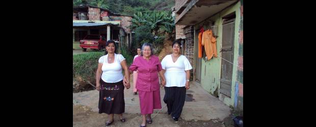 Y esos recuerdos de mi Vieja... | Hernán Ríos, Cortesía | Como todo giraba en Calle Vieja en torno a la abuela más querida del barrio, doña Carmen Tulia Galeano, ella fue la homenajeada especial en el Día de la Madre de 2010. Acá la se ve caminando por las calles de La Gabriela al lado de sus hijas también fallecidas, Virgelina (a su izquierda) y Fabiola, atrás.