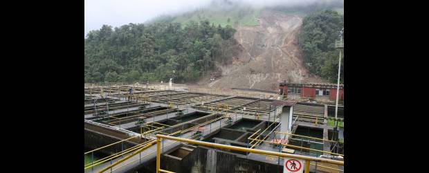 Se demora la reparación de tubos en Manizales | Colprensa, Bogotá | El martes un derrumbe destruyó dos tubos madre del acueducto de la planta Luis Prieto, de Manizales. Algunos sectores de la ciudad quedaron sin agua.