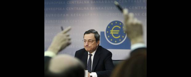 Europa baja tasas y los bancos reclaman capital | Michael Probst - Ap - Fráncfort | El presidente del Banco Central Europeo, Mario Draghi, informó sobre la reducción de las tasas como mecanismo para impulsar la débil economía europea y advirtió que no hay un plan para adquirir bonos soberanos a gran escala.