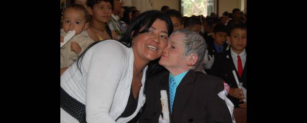 Jáder tuvo cachaco, fiesta y hasta más... | Cortesía Guillermo Naranjo | En plena iglesia, doña Marta Ossa demostró toda su alegría cuando el niño Jáder Adolfo recibió el sacramento de la Comunión por primera vez. Fue uno de los días más felices de sus vidas en el inicio de estas festividades navideñas.