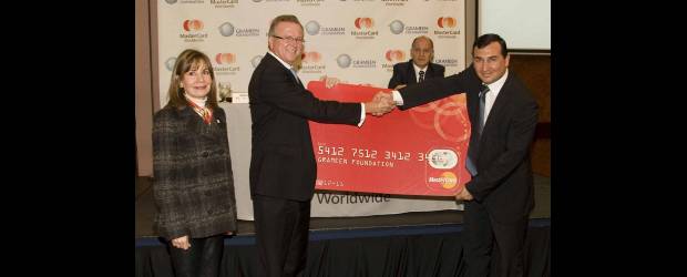 Alianza para enfrentar la pobreza en zonas bananeras | Cortesía | Marcela Carrasco y Richard Hartzell, representantes de MasterCard para América Latina. A la derecha, Alberto Solano, director de Grameen.