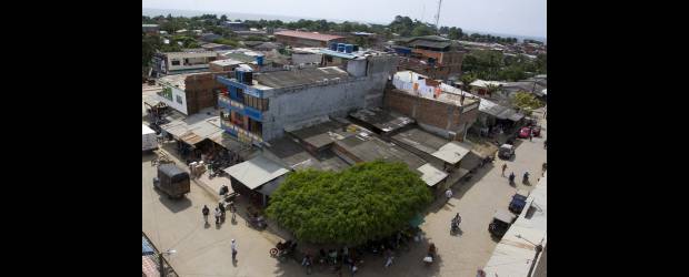 Urabá se repuso tras una jornada de tensión | Esteban Vanegas, Enviado Especial, Urabá Antioqueño | Desde la madrugada de ayer los trabajadores bananeros reiniciaron sus labores normales. Los establecimientos comerciales y bancarios abrieron de manera normal en Apartadó y los demás municipios del Urabá antioqueño. En diferentes balnearios de la zona hubo normalidad y los bañistas disfrutaron del sol.