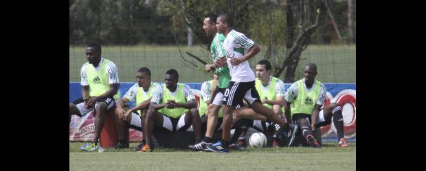 Grandes entre ensueño y pesadilla | Hernán Vanegas | Atlético Nacional, con 15 refuerzos, entra en esta lista de grandes equipos que se reforzaron. Algunos, como Millonarios y América, lograron grandes resultados. Otros, como el Medellín de 1980 y el Santa Fe de 2008, se fueron con las manos vacías. Un reto grande para Santiago Escobar.