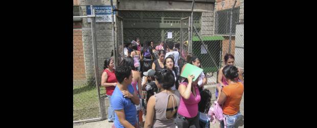 Inicio de clases con cambios en la Elisa Arango | Daniel Rivera | En las instituciones educativas de Medellín y de algunos municipios del área metropolitana se siguen efectuando matrículas.