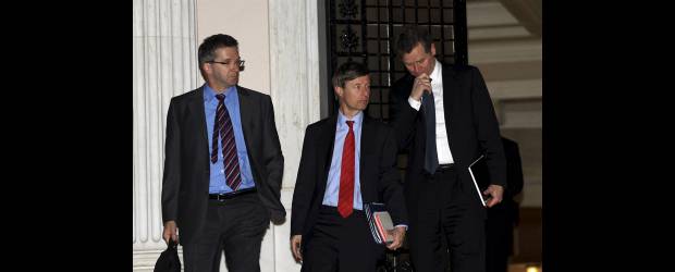 Grecia negocia su futuro con acreedores privados | Stringer - Reuters- Atenas | El directivo del Fondo Monetario Internacional, Poul Thomsen, junto con el directivo del Banco Central Europeo, Klaus Masuch y el director de la Comisión Europea, Matthias Morse, luego de reunirse con el primer ministro griego.