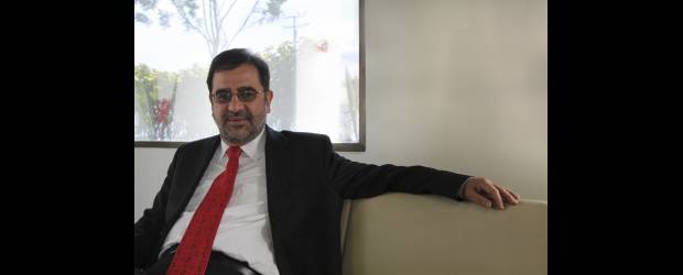 Gómez afronta severos retos como Zar de los TLC | Cortesía La República | Hernando José Gómez, el Zar del Tratado de Libre Comercio (TLC), estima que entre 6 y 7 billones de pesos deben invertirse en el país, para responder de manera competitiva a las exigencias de los acuerdos comerciales.