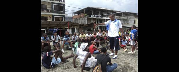 Bonner Mosquera vuelve a sus raíces | Colprensa | Bonner Mosquera, un hombre al que el fútbol le dio todo, ahora trabaja para retribuírselo enseñando a jóvenes y niños disciplina y amor por el deporte.