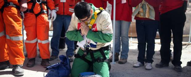 Esteban Rojas cumplirá su promesa de matrimonio | AP | Esteban Rojas oró y agradeció a Dios por haber vuelto a ver a su familia.