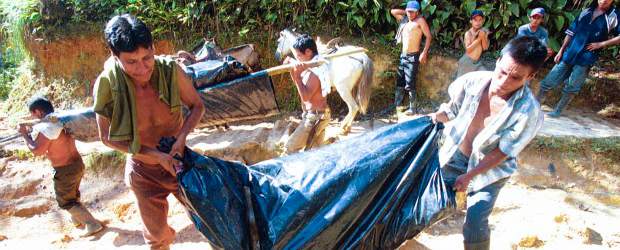 La masacre del Naya se niega a quedar impune Región del Naya, pueblo indígena y afrocolombiano | Archivo-manuel Saldarriaga | Entre el 10 y el 12 de abril de 2001, cerca de 400 hombres del bloque Calima de las extintas Auc, llegaron hasta el Alto Naya y asesinaron a 35 personas. Indígenas, afrodescendientes y campesinos vieron con horror a los paramilitares bajo el mando de Éver Veloza García, alias H.H. que clavaban en los cuerpos de sus seres queridos machetes y otras armas filosas.