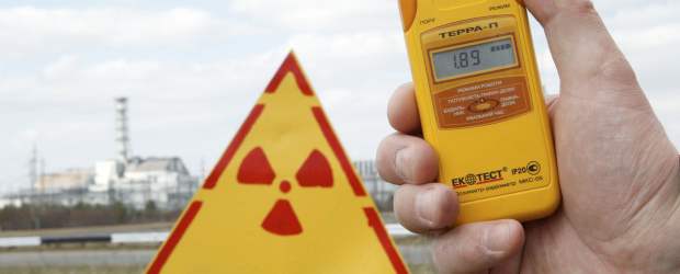 La única barrera a la radiación de Chernóbil es un cubo de hormigón | Reuters | El sarcófago que cubre al reactor dañado en la planta nuclear de Chernóbil se ve detrás de una señal de radiación.
