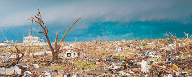 Missouri vivió el apocalipsis | Julie Denesha, Afp, Joplin - Estados Unidos | Jay Nixon, gobernador del estado de Missouri, declaró ayer el estado de emergencia y pidió ayuda a la Guardia Nacional. "La situación es peligrosa. Vemos postes eléctricos arrancados, casas destruidas por los árboles. (...) Ésta es una advertencia a la gente: el peligro no ha pasado", dijo.