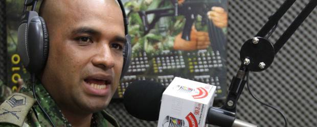 Una voz de aliento que no distingue creencias | Donaldo Zuluaga | Los "cuadros" que dirigen las emisoras, como el sargento Víctor Celín, permanecen en su cargo cerca de dos años. Los soldados-locutores están más tiempo para preservar el lazo que crearon con la comunidad y hasta con la guerrilla.