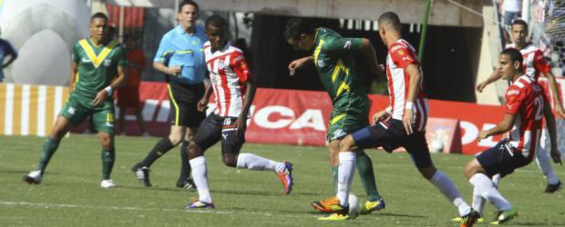 Empate en la arenosa entre Junior y Quindío 1-1 | Colprensa | El conjunto cafetero se había ido arriba por intermedio de Olmes García y por los tiburones empató Giovanni Hernández.