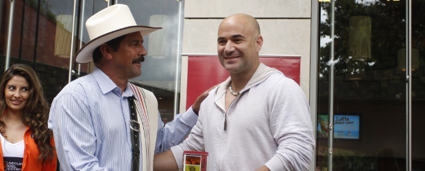 “El tenis me eligió a mí”: Andre Agassi | Colprensa | Juan Valdez obsequió a Andre Agassi una muestra del mejor café colombiano.