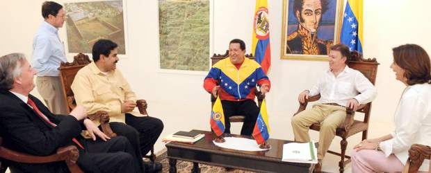 Colombia y Venezuela dan vuelta a la página | Felipe Pinzón, Sig | De izquierda a derecha aparecen Néstor Kirchner, Secretario de Unasur; Nicolás Maduro, canciller de Venezuela; Hugo Chávez, presidente de Venezuela; Juan Manuel Santos, presidente de Colombia, y María Ángela Holguín, ministra de Relaciones Exteriores de Colombia, durante el encuentro de ayer.