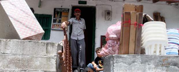 Duele irse de esto tan maravilloso... | Manuel Saldarriaga | A don Darío Naranjo le tallan los recuerdos que dejará entre los muros de su casa, en El Salado. Ayer debió irse a otro lugar menos exuberante de naturaleza, pero más seguro, en el sector de San Rafael. La amenaza de la montaña que queda detrás de su casa, que él conoce como La Pava, lo obligó a salir.
