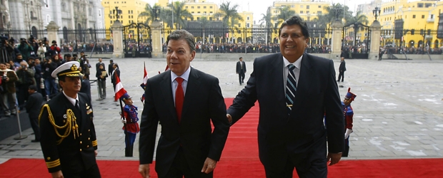 Santos concluyó en Perú su periplo por Latinoamérica | Reuters | El mandatario electo Juan Manuel Santos se reunió con Alan García en Lima en el marco de una gira por algunos países de América Latina.