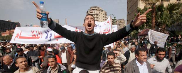 Egipto sigue exigiendo la renuncia de Hosni Mubarak | Reuters | En la plaza Tahrir se reúnen personas de todas las edades, desde ancianos hasta niños.