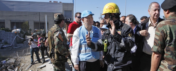 El secretario general de la ONU, Ban Ki-moon, visitó este la ciudad chilena de Concepción. | AP | El secretario general de la ONU, Ban Ki-moon, visitó este la ciudad chilena de Concepción afectada por el terremoto.