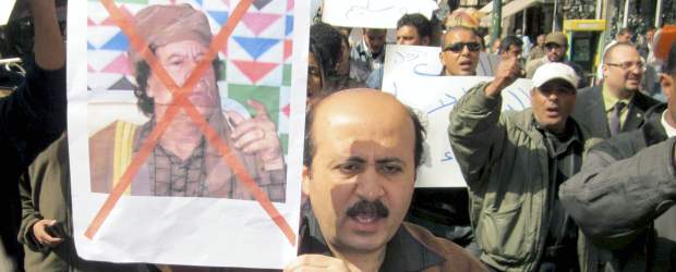 Hijo de Gadafi asegura que su padre sigue en Libia | Reuters | Por lo menos 200 personas han muerto en las protestas de Libia.