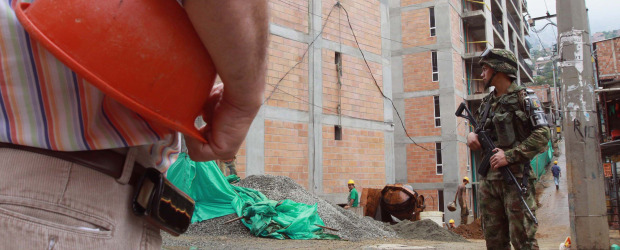 Obras 'vacunadas' por combos | Manuel Saldarriaga | Líderes sociales de la Comuna 13 también han reportado cobros ilegales de vigilancia. "En Conquistadores parte alta se quedaron unos cordones incompletos. En el mismo Independencias y en La Divisa.