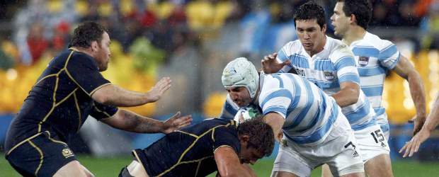 Los Pumas argentinos se impusieron a Escocia en el Mundial de Rugby | Reuters | El juego con el pie fue protagonista en los primeros minutos, para salir de la presión rival y para evitar mover la pelota con las manos debido a la insistente lluvia que cayó en Wellington.