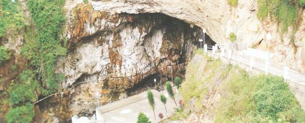 Los encantos naturales rodean a Carchi | Fotos Cortesía Jaime Jaramillo R. | La Gruta de la Paz, formada por aguas calcáreas ferruginosas, alberga el santuario donde se venera a la Virgen María. A la derecha, un aspecto del parque principal de San Gabriel, desde donde se aprecian las cúpulas de la iglesia con el mismo nombre.